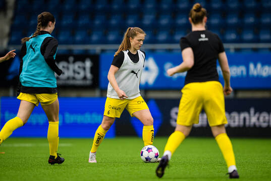 Kristina Borgenhaug Brudvik of Bodø/Glimt warms up