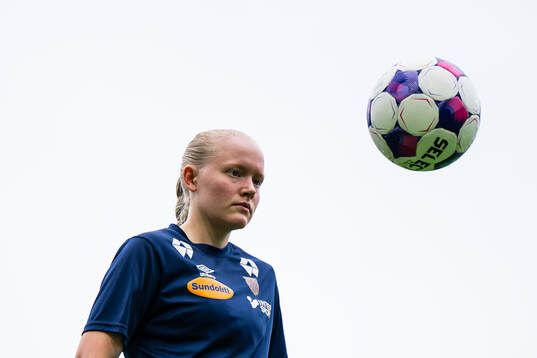 Amalie Røys of Aalesund warms up