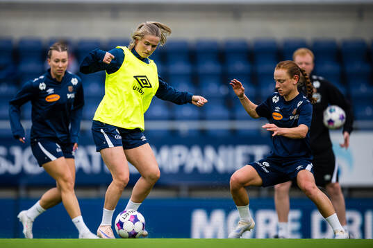 Ida Kroken and Laura Gashi of Aalesund warms up