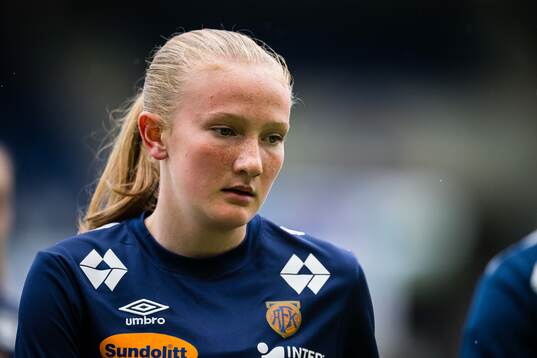 Marie Krogsæter Sæterøy of Aalesund warms up