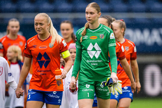 Mette Osvold Muri and goalkeeper Thiril Erichsen of Aalesund