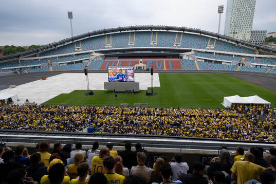 Fotbollsmatchen i VM mellan Nederländerna - Sverige visas