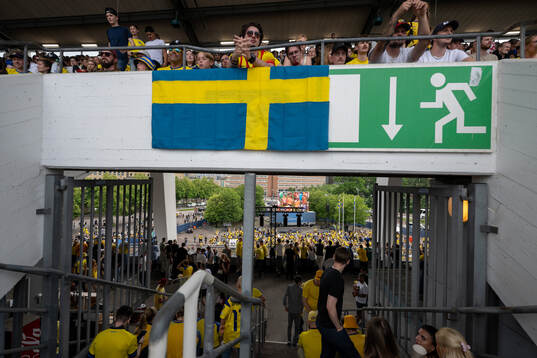 Fotbollsmatchen i VM mellan Nederländerna - Sverige visas