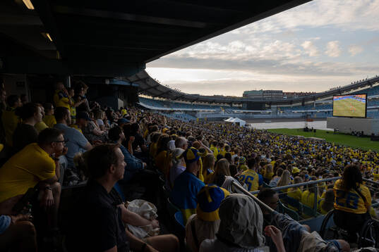 Fotbollsmatchen i VM mellan Nederländerna - Sverige visas