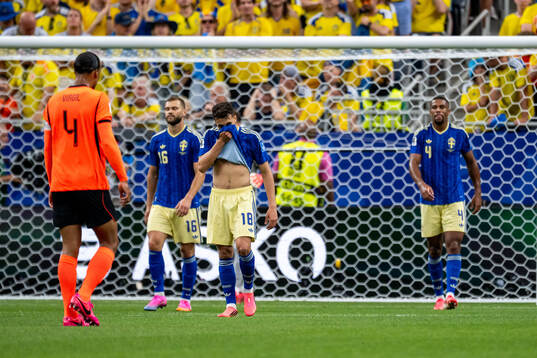Yasin Ayari and Isak Hien of Sweden look dejected