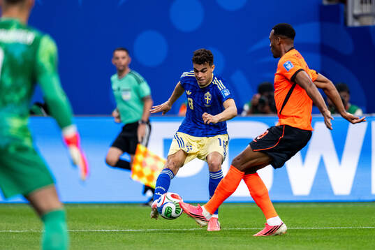 Yasin Ayari of Sweden and Ryan Gravenberch of Netherlands