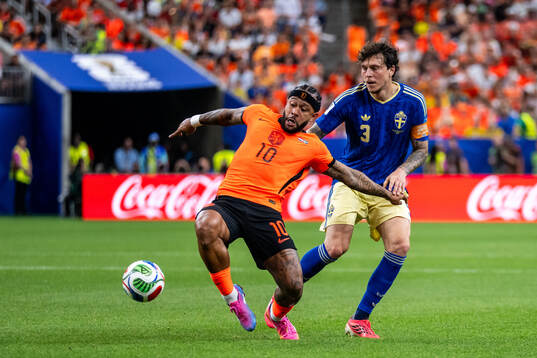 Memphis Depay of Netherlands and Victor Nilsson Lindelöf