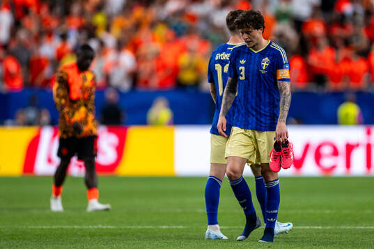 Victor Nilsson Lindelöf of Sweden looks dejected