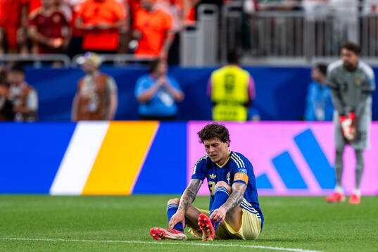 Victor Nilsson Lindelöf of Sweden looks dejected