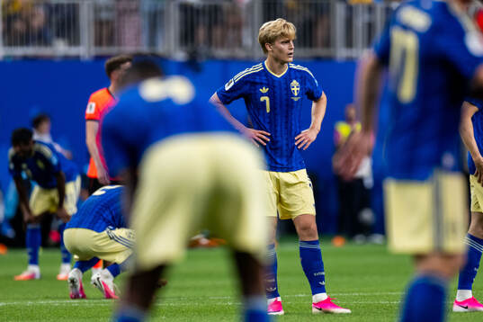 Lucas Bergvall of Sweden looks dejected