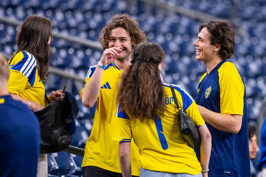 Goalkeeper Jacob Widell Zetterström of Sweden with family