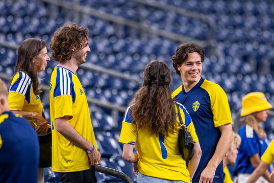 Goalkeeper Jacob Widell Zetterström of Sweden with family