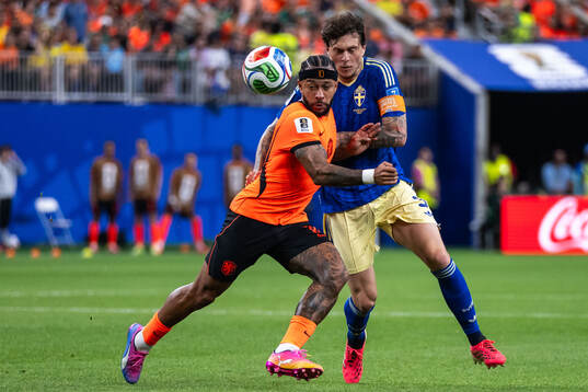 Memphis Depay of Netherlands and Victor Nilsson Lindelöf
