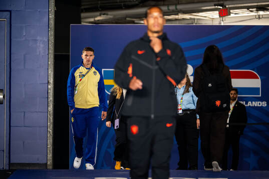 Viktor Gyökeres of Sweden and Virgil Van Dijk of