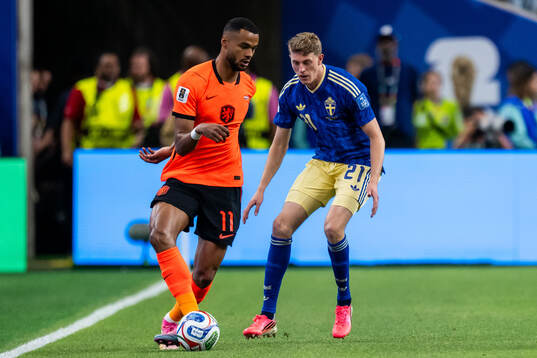 Cody Gakpo of Netherlands and Alexander Bernhardsson of