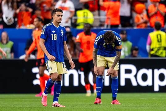 Yasin Ayari and Victor Nilsson Lindelöf of Sweden look