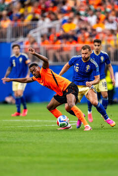 Ryan Gravenberch of Netherlands ans Jesper Karlström of
