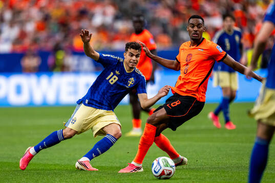 Yasin Ayari of Sweden and Ryan Gravenberch of Netherlands