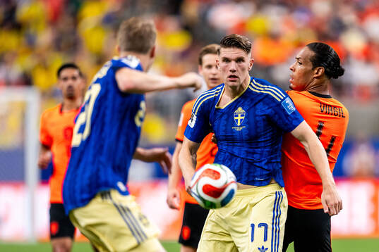 Viktor Gyökeres of Sweden and Virgil Van Dijk of