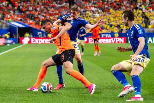 Micky Van De Ven of Netherlands against Alexander