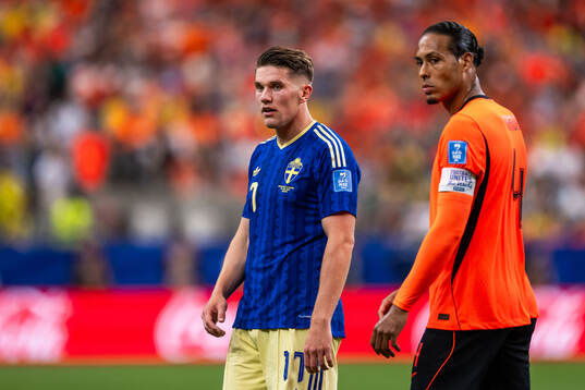 Viktor Gyökeres of Sweden and Virgil Van Dijk of