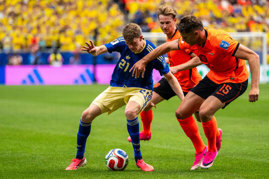 Alexander Bernhardsson of Sweden against Frenkie De Jong