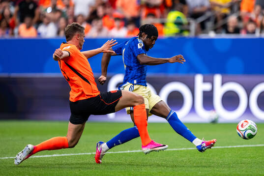 Anthony Elanga of Sweden scores 4-1