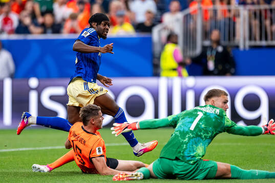 Anthony Elanga of Sweden scored 4-1 behind Micky Van De Ven
