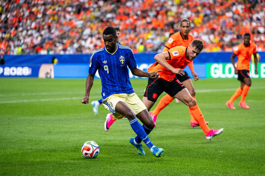 Alexander Isak of Sweden and Micky Van De Ven of Netherlands