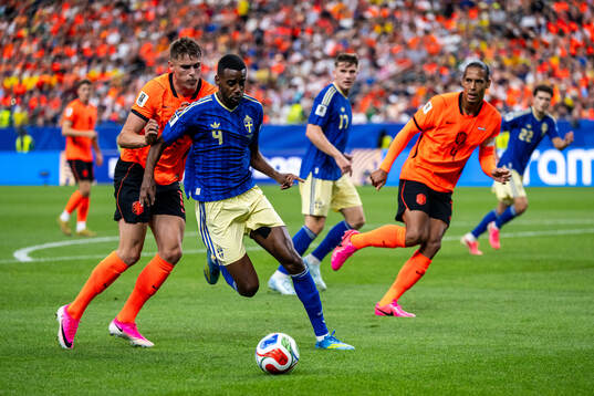 Micky Van De Ven of Netherlands and Alexander Isak of Sweden