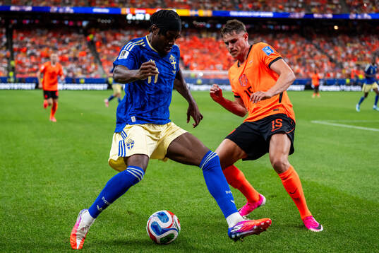 Anthony Elanga of Sweden and Micky Van De Ven of Netherlands