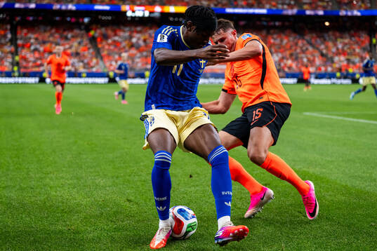 Anthony Elanga of Sweden and Micky Van De Ven of Netherlands