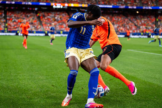 Anthony Elanga of Sweden and Micky Van De Ven of Netherlands