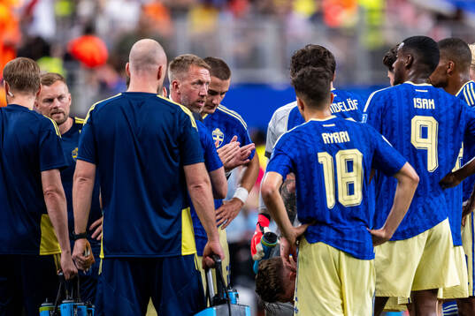 Head coach Graham Potter of Sweden at hydration break