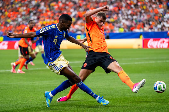 Alexander Isak of Sweden and Micky Van De Ven of Netherlands