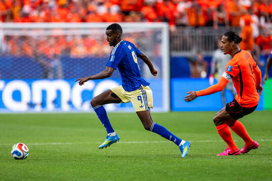 Alexander Isak of Sweden and Virgil Van Dijk of Netherlands