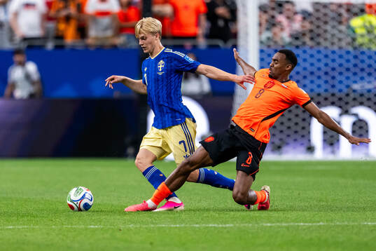 Lucas Bergvall of Sweden and Ryan Gravenberch of Netherlands