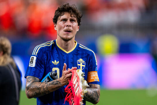 Victor Nilsson Lindelöf of Sweden looks dejected