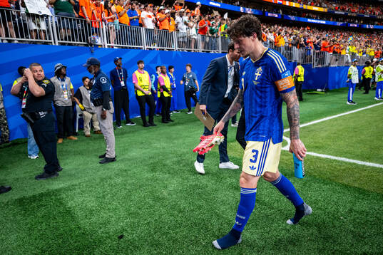 Victor Nilsson Lindelöf of Sweden looks dejected