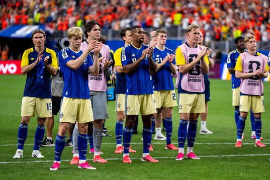 Lucas Bergvall and Isak Hien of Sweden look dejected