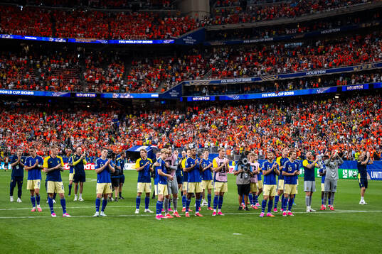 Players of Sweden look dejected