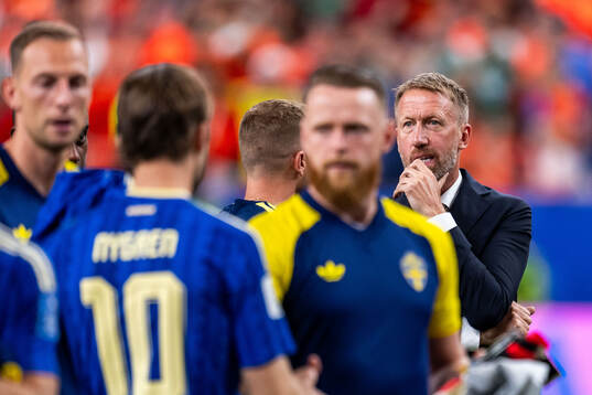 Head coach Graham Potter of Sweden looks dejected