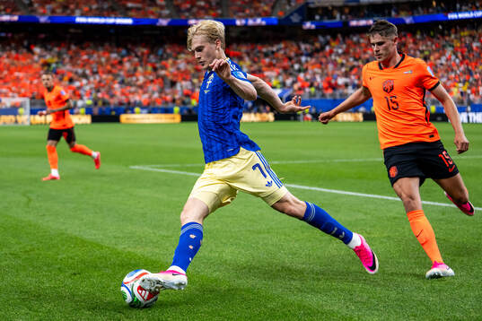 Lucas Bergvall of Sweden and Micky Van De Ven of Netherlands