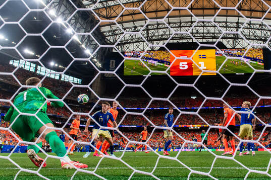 Goalkeeper Bart Verbruggen of Netherlands and Viktor