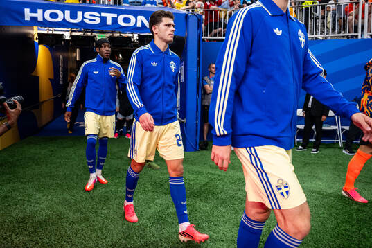 Anthony Elanga and Besfort Zeneli of Sweden
