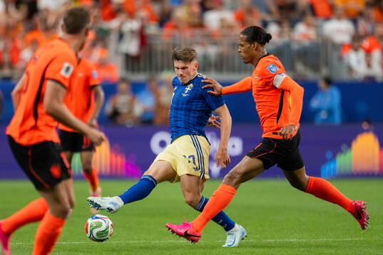 Viktor Gyökeres of Sweden and Virgil Van Dijk of