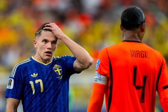 Viktor Gyökeres of Sweden and Virgil Van Dijk of
