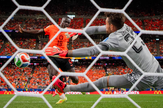 Brian Brobbey of Netherlands scores the 1-0 goal against