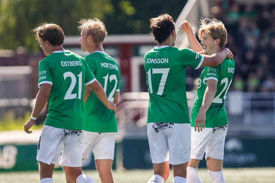 Brages Gustav Nordh jublar med lagkamrater