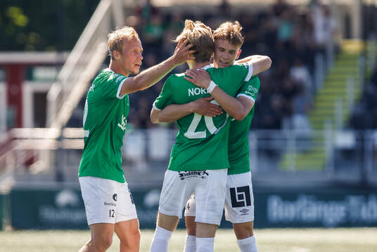 Brages Gustav Nordh jublar med lagkamrater